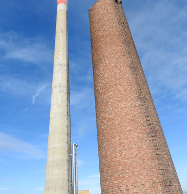 Demolition of a tall flue gas chimney